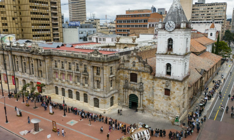Imagen aerea de la iglesia de San Francisco donde se ven muchas personas haciendo fila por la carrera Séptima y por la calle 13.