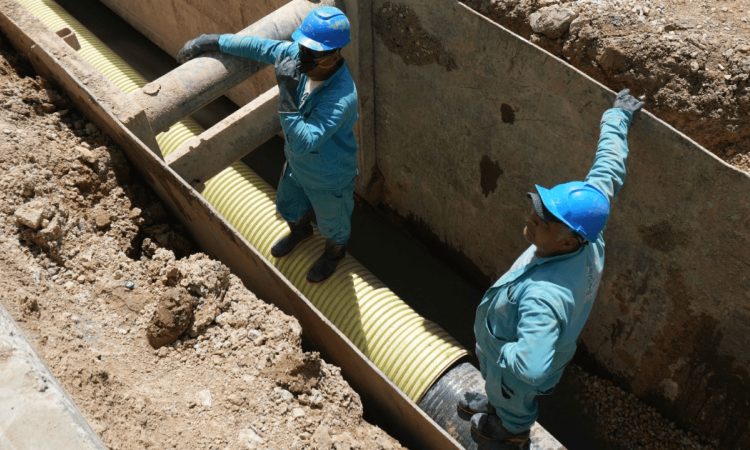 Operarios de la empresa Acueducto de Bogotá arreglando tuberías