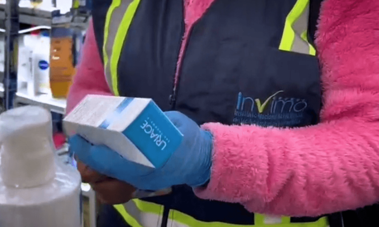 Entidades inspeccionando productos dermatológicos en establecimiento de Los Mártires.