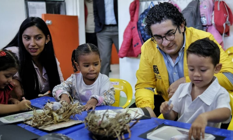 Secretario de Integración Social compartidos con uno niños en un jardín infantil