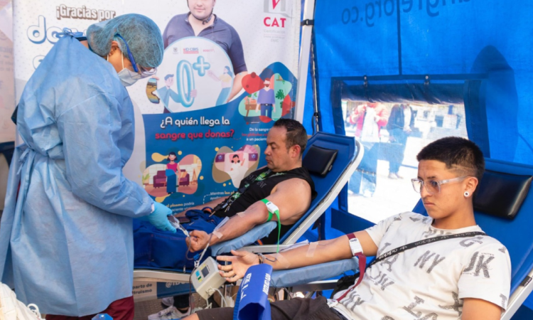Foto de personas doanando sangre en Bogotá