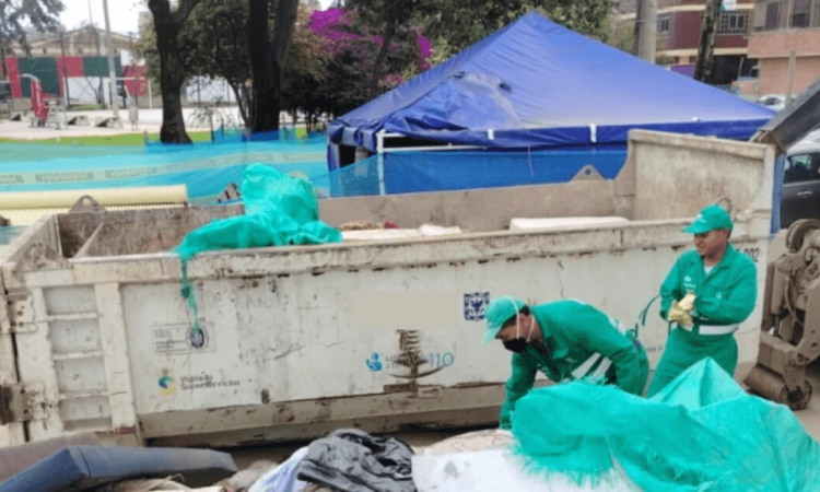 Foto que muestra personas levantando residuos en Bogotá.