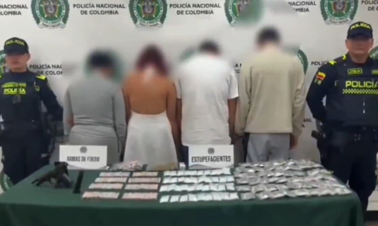 Captura de pantalla de video de cuatro personas detenidas en Bogotá