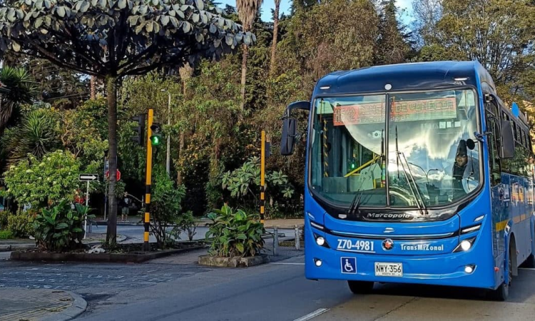 Foto de un bus de TransMiZonal de TransMilenio en una calle de Bogotá.