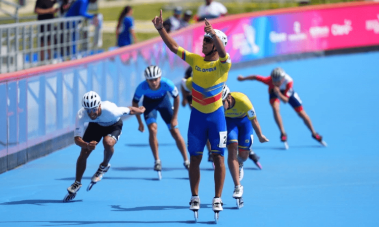 Patinador de Colombia cruza la meta con los brazos levantados durante una prueba de velocidad en los Juegos Centroamericanos y del Caribe Santo Domingo 2026