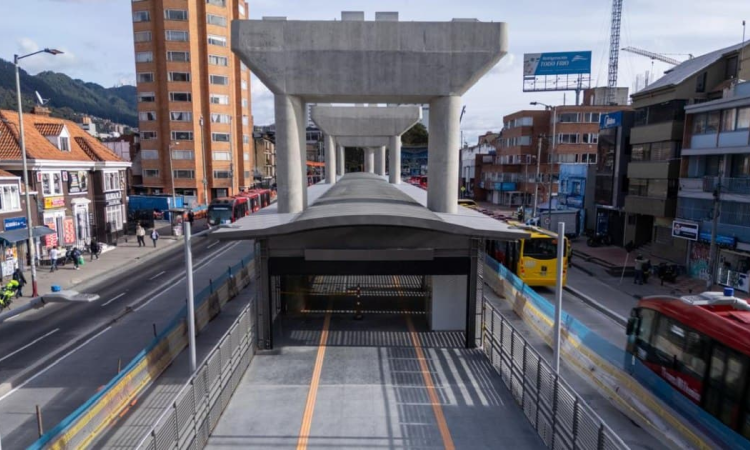 Foto de la estación calle 72 en la avenida Caracas en Bogotá.