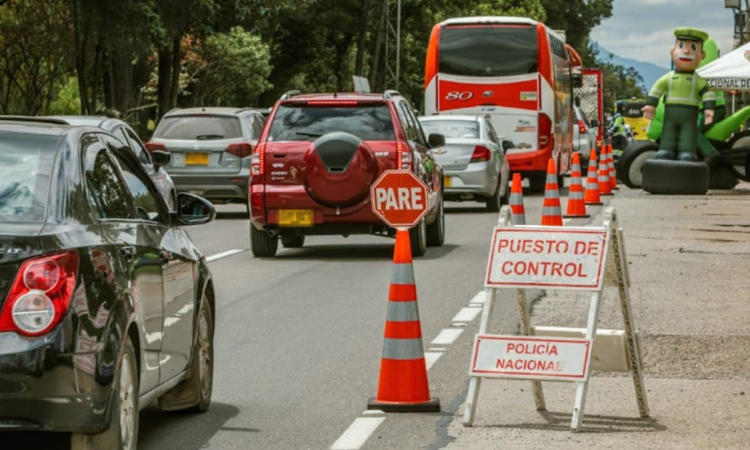 Foto de varios carros en una vía de Bogotá