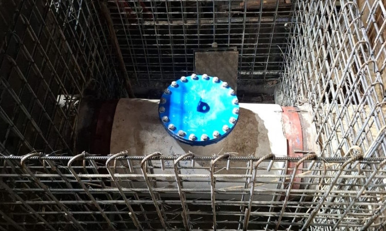 Foto que muestra una llave y un tubo en obra 