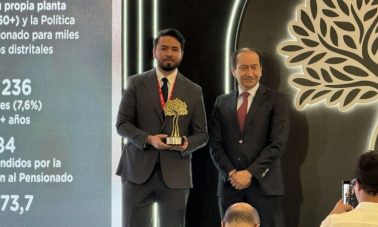 Foto de una persona recibiendo un premio 