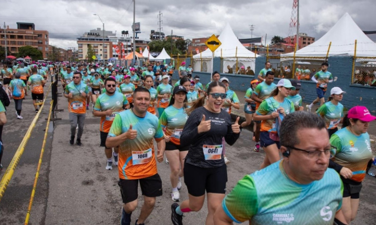 Foto que muestra personas corriendo por las calles 