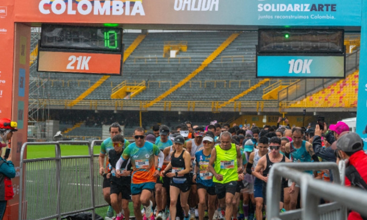 Foto que muestra personas corriendo por las calles 