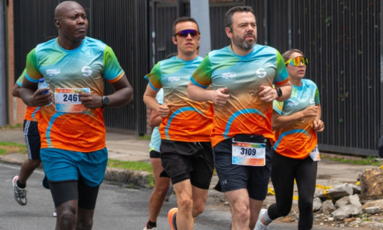 Foto que muestra personas corriendo por las calles 