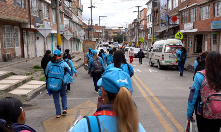 Foto de gestores de bienestar en una calle de Bogotá