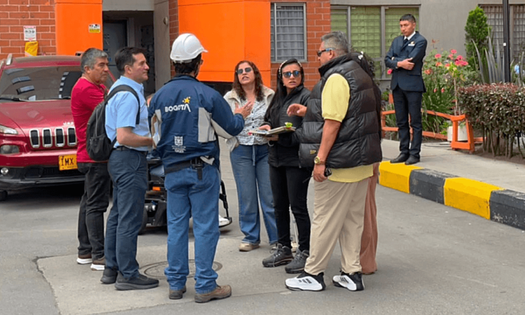 Personal técnico del Distrito realiza una visita de inspección en un conjunto residencial de Bogotá tras reportes por posibles afectaciones estructurales tras sismo de magnitud 7,4 del lunes 10 de agosto de 2026.