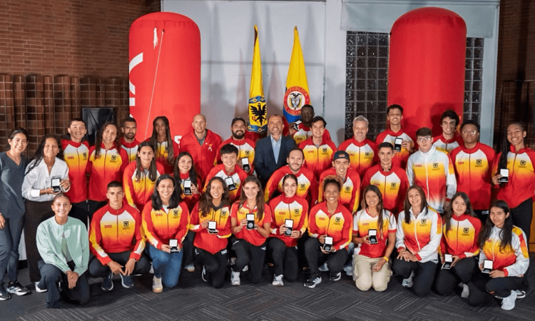 Grupo medallistas de los Juegos Centroamericanos y del Caribe posan en fotografía con el director del IDRD en homenaje del Distrito por su desempeño.