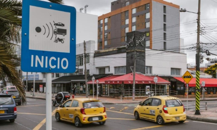 Foto de una Cámaras Salvavidas en una vía de Bogotá 