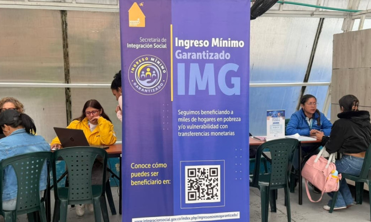 Personas de Integración Social atendiendo a población migrante