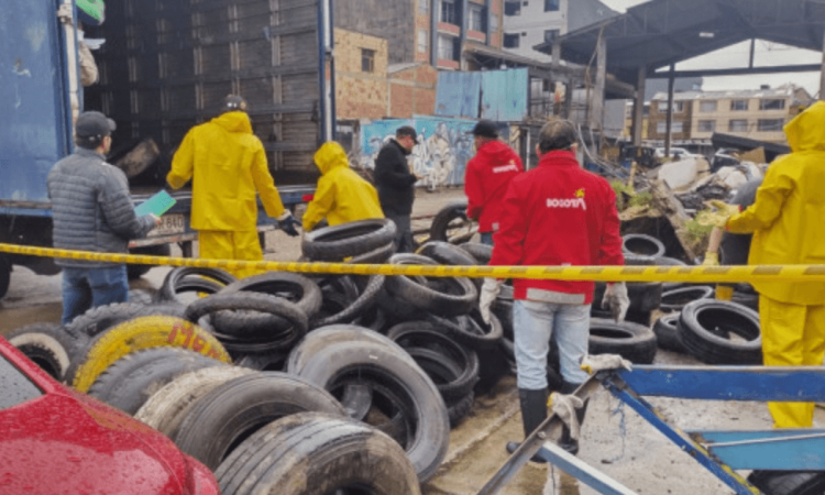 Foto que muestra personas levantando llantas 