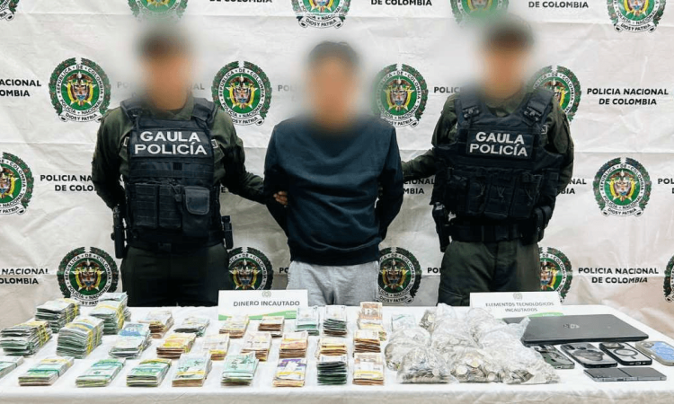 Foto que muestra un capturado con dos policías 