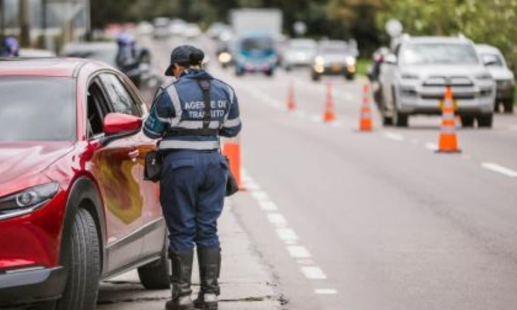 Foto de una agente en una vía de Bogotá