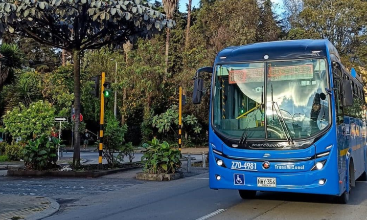 Foto de un bus de TransMiZonal de TransMilenio en una calle de Bogotá.