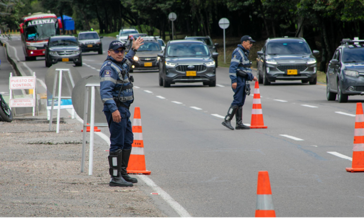Foto que muestra carros andando por la calle 