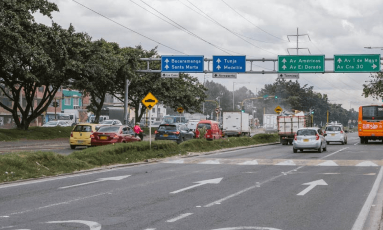 Vehículos transitando por Bogotá.