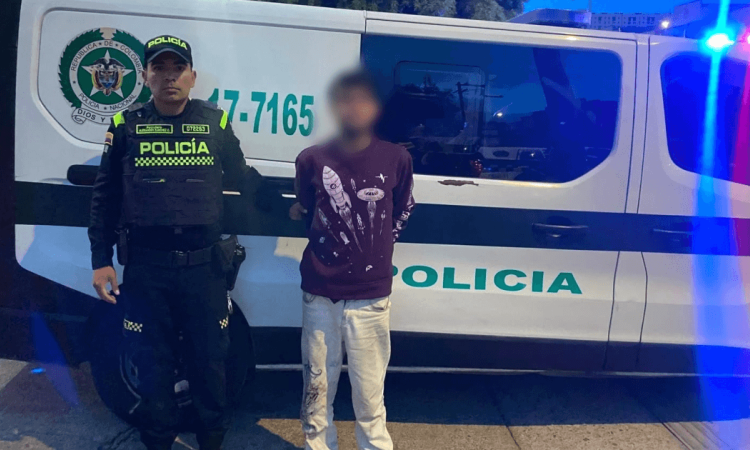 Un hombre capturado junto a un policía 