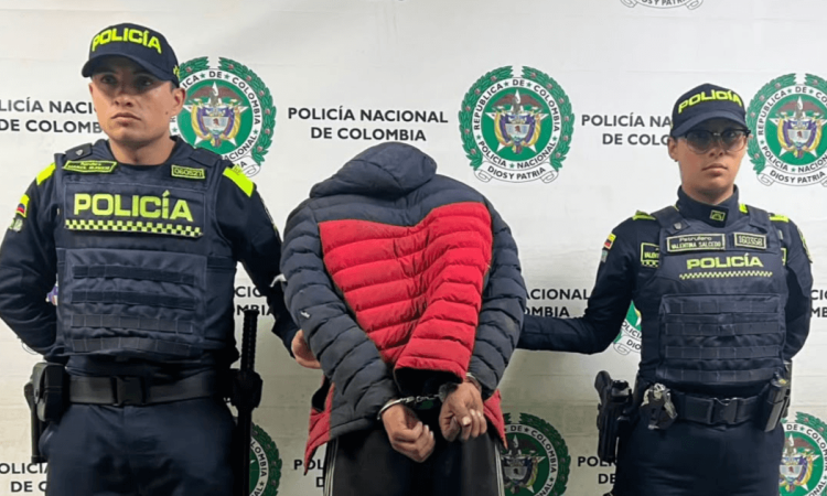 Abusador capturado en medio de dos policías.
