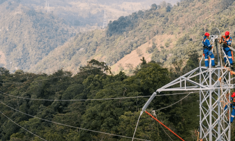 Foto que muestra personas con el uniforme de Enel Colombia realizando trabajos en una antena de energía