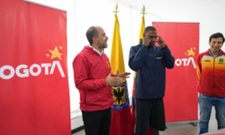 Imagen del deportista Ronal Longa y el director del IDRD Daniel García Cañón