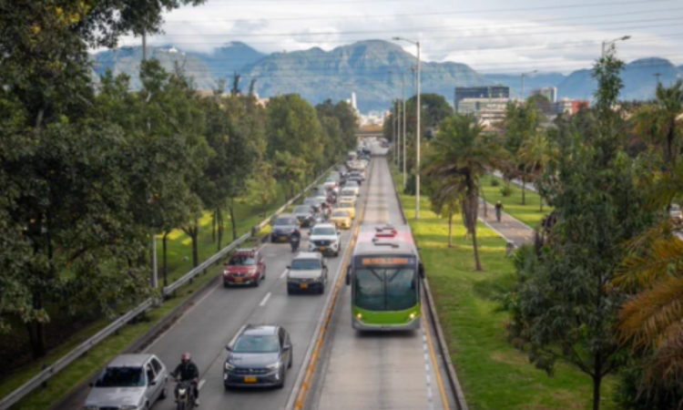 Foto que muestra un bus de TransMilenio en una vía de Bogotá.