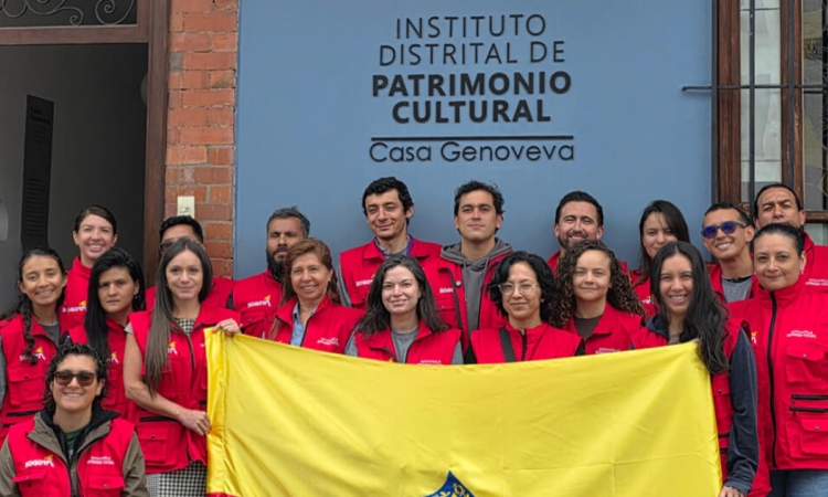 Imagen de voluntarios del IDPC al frente de la sede Casa Genoveva
