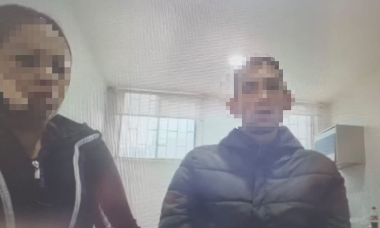 Foto de los dos acusados del homicidio del guarda Cristian Garzón en TransMilenio, durante la audiencia de imputación de cargos.
