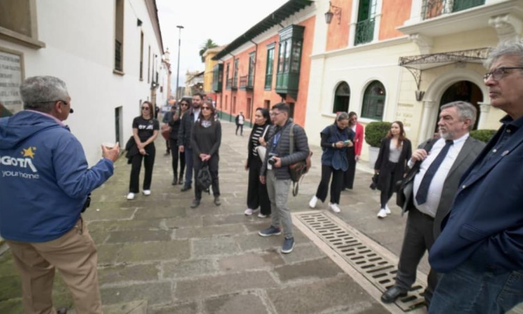 Foto de un guía turístico en un recorrido por las calles del centro de Bogotá.