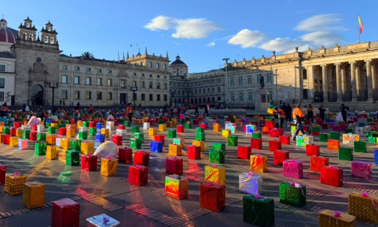 Foto de la intervención Plaza de Bolívar y jornada de sensibilización bajo el lema 'Ningún regalo compra una infancia'.