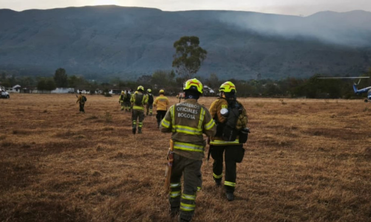 Foto de integrantes de Bomberos Bogotá en labores de apoyo en atención de incendios en Villa de Leyva y Morronegro en Boyacá.