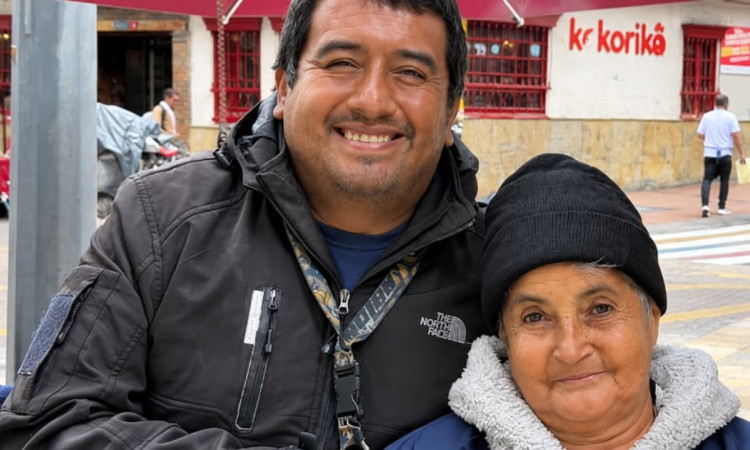 Foto de los Torifio Pulido, con décadas en comercio informal en Bogotá.