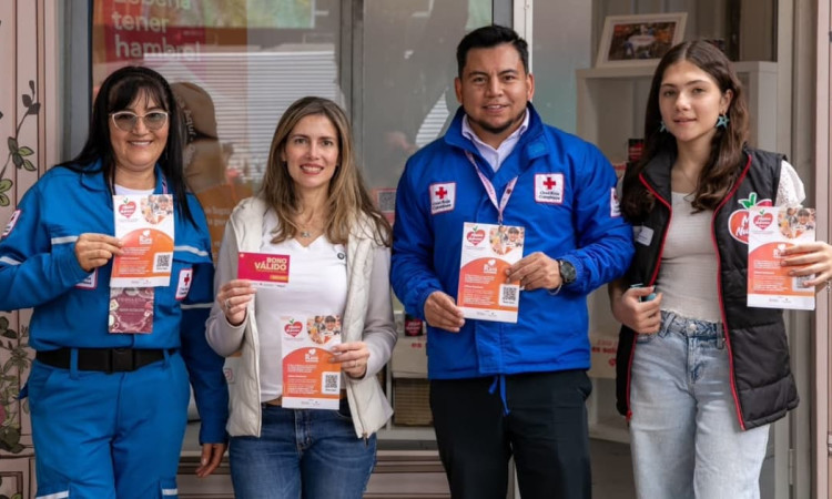 Foto de la primera Dama de Bogotá, Carolina Deik, en la Feria EVA en el Parque de la 93, junto a funcionarios de la Cruz Roja.