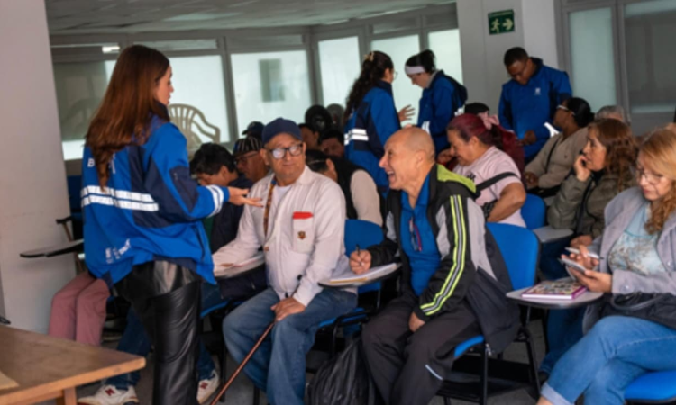 Funcionaria del IPES con vendedores y vendedoras informales en taller de formación.