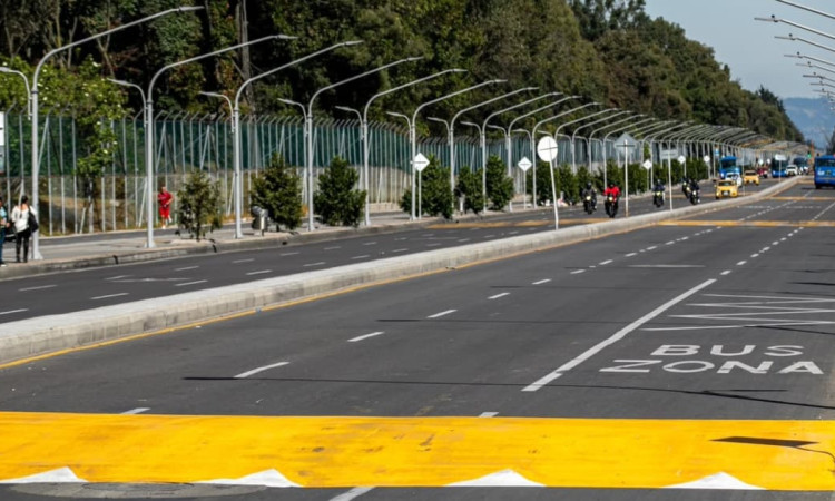 Foto de la entrega de la conexión de la avenida Mutis o calle 63, en la localidad de Engativá, al occidente de Bogotá.