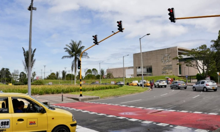 Foto de los nuevos semáforos en la calle 63 con carrera 50 en Bogotá.