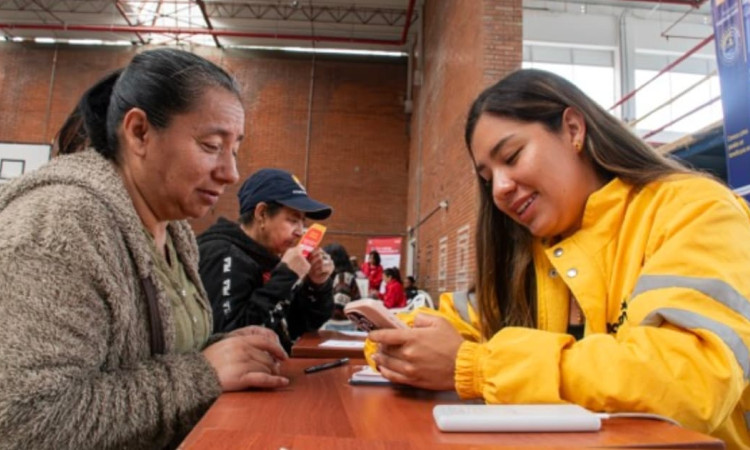 Foto de dos mujeres en una jornada de Ingreso Mínimo Garantizado en Bogotá.