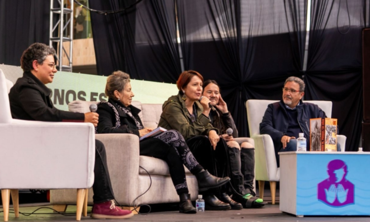 Imagen de varias personas sentadas en lo que parece un panel, sentada en el centro habla María Claudia Parias, directora de Idartes.