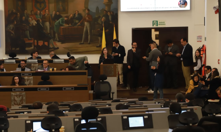 Foto de funcionarios del Distito en un debate 