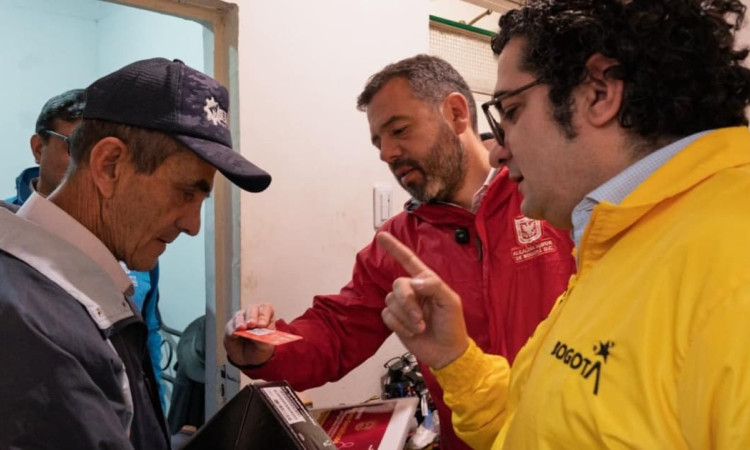 Alcalde Mayor de Bogotà junto a un adulto mayor.