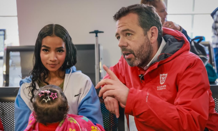 Foto del alcalde Carlos Fernando Galán, durante la habilitación del nuevo SER Diana Turbay.