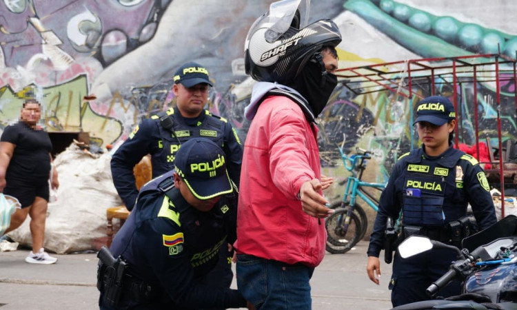 Foto de uniformados de la Policía, realizando requisas en calle de Bogotá.