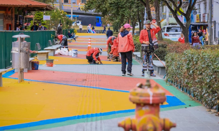 Foto de una intervención de valla vial local en Suba, al norte de Bogotá.