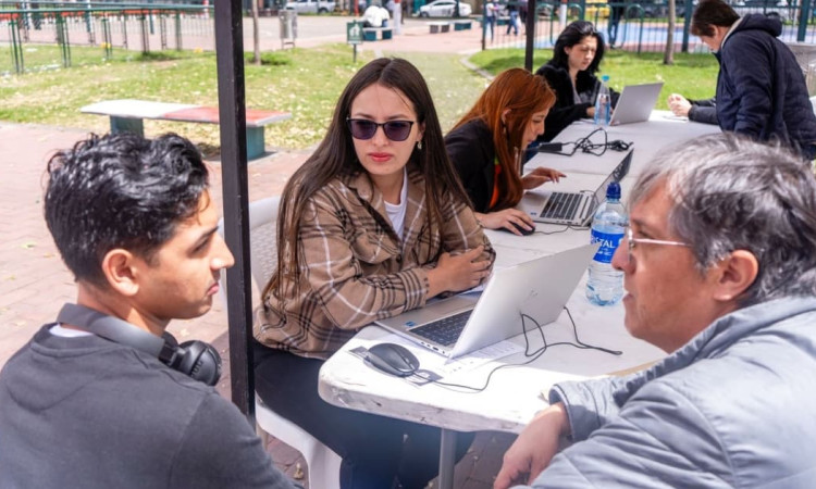 Foto de jóvenes en una feria de empleo en Bogotá.